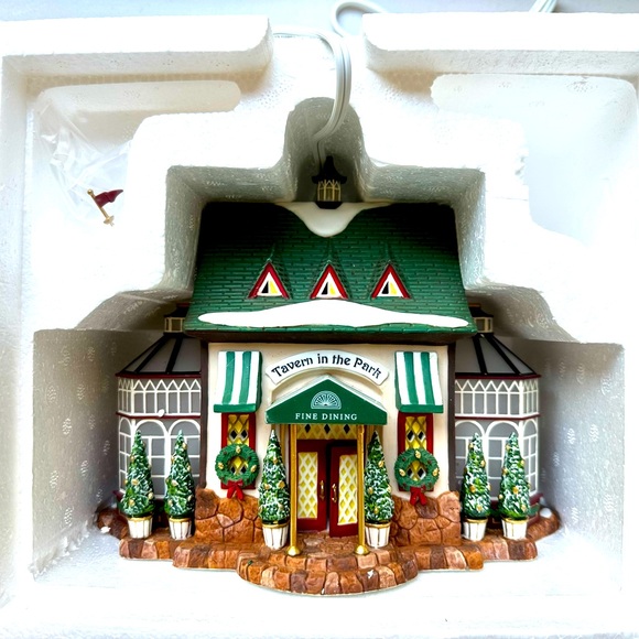 Dept 56 “Tavern in the Park Restaurant” Retired 2004, Excellent Condition, NWOT - Picture 3 of 5